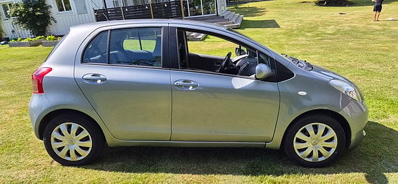 Toyota Yaris 2 of 8