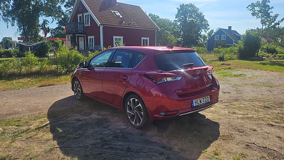 Toyota Auris 2 of 5