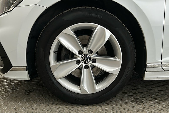 Volkswagen Passat 12 of 30