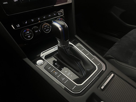 Volkswagen Passat 24 of 30