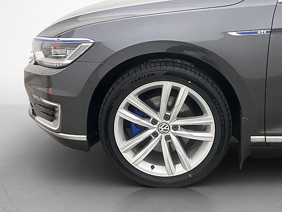 Volkswagen Passat 30 of 30