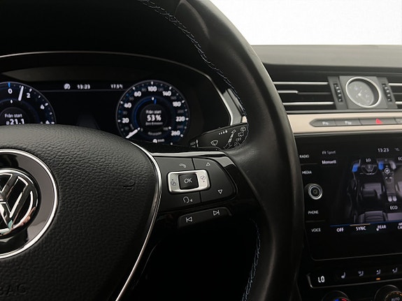 Volkswagen Passat 19 of 30