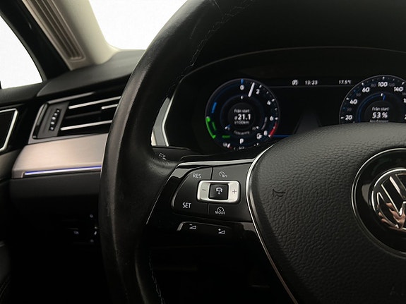 Volkswagen Passat 17 of 30