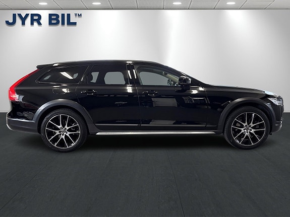 Volvo V90 Cross Country 2 of 5