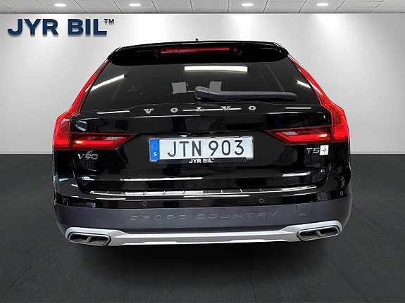 Volvo V90 Cross Country 4 of 5