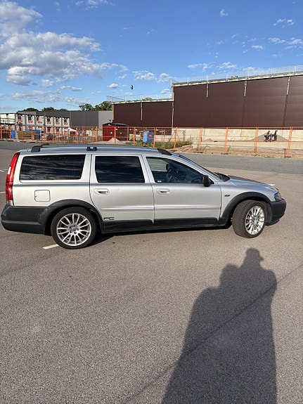 Volvo XC70 2 of 10