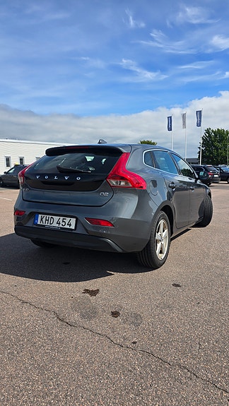 Volvo V40 3 of 22