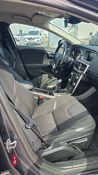 Volvo V40 12 of 22