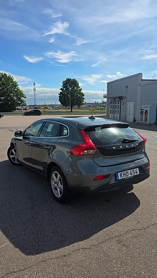 Volvo V40 2 of 22