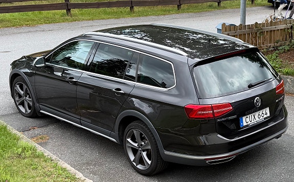 Volkswagen Passat Alltrack 2 of 5