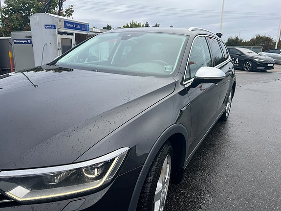 Volkswagen Passat Alltrack 3 of 6