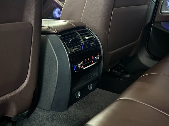 BMW M550i 10 of 30
