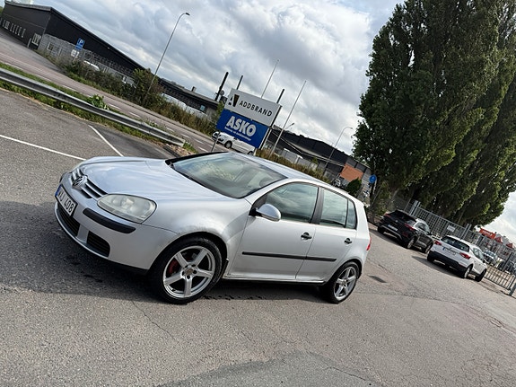 Volkswagen Golf V 2 of 10
