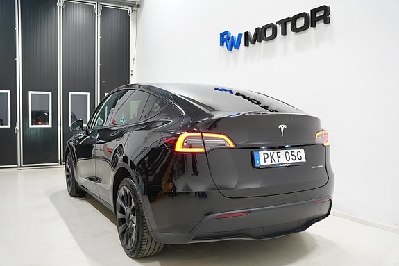 Tesla Model Y 4 of 5