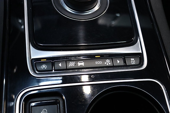 Jaguar XE 20 of 28