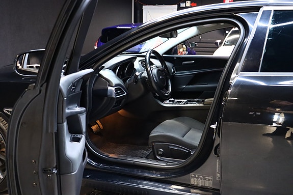 Jaguar XE 8 of 28