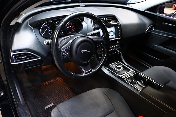Jaguar XE 9 of 28