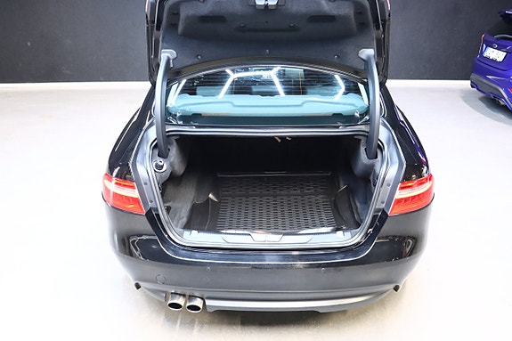 Jaguar XE 15 of 28