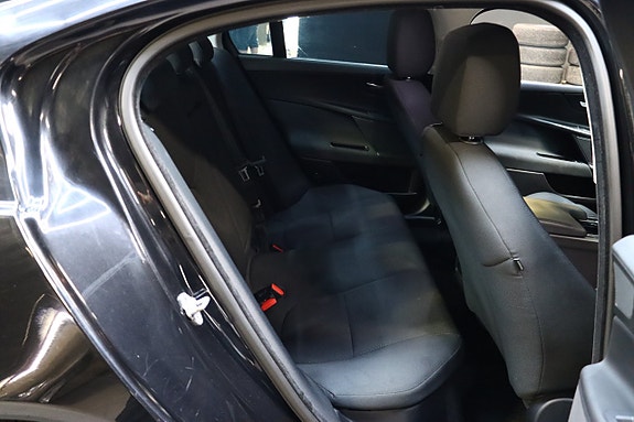 Jaguar XE 11 of 28