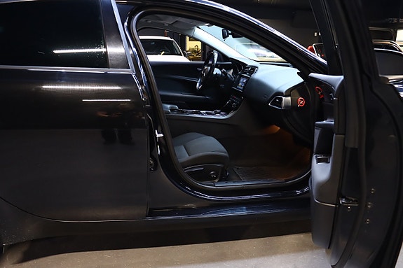 Jaguar XE 12 of 28