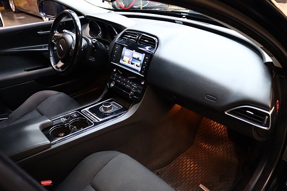 Jaguar XE 13 of 28