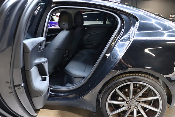 Jaguar XE 10 of 28
