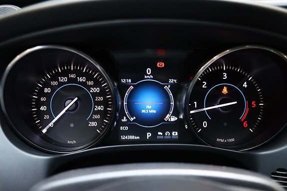 Jaguar XE 19 of 28