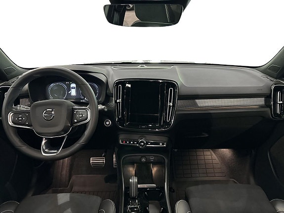 Volvo XC40 8 of 18