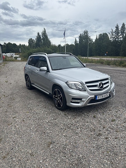 Mercedes-Benz GLK220 2 of 3