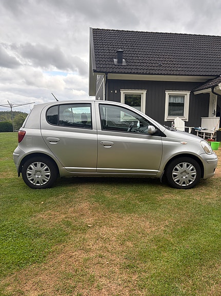 Toyota Yaris 3 of 5