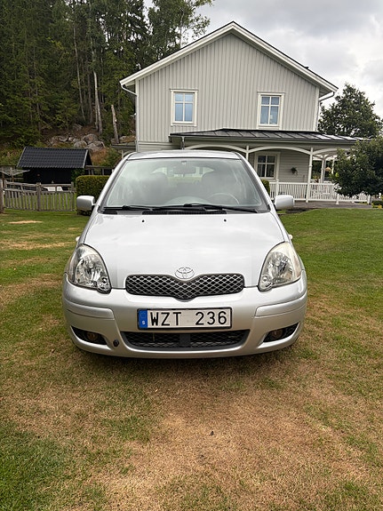 Toyota Yaris 2 of 5