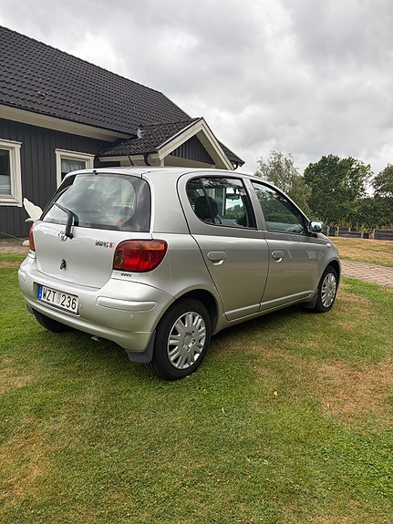 Toyota Yaris 4 of 5