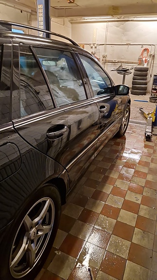 Mercedes-Benz C200 3 of 5