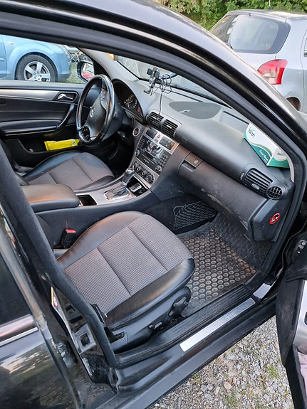 Mercedes-Benz C200 8 of 10
