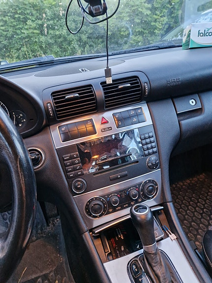 Mercedes-Benz C200 7 of 10