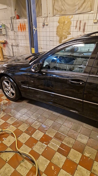 Mercedes-Benz C200 4 of 5