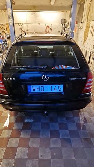 Mercedes-Benz C200 2 of 5