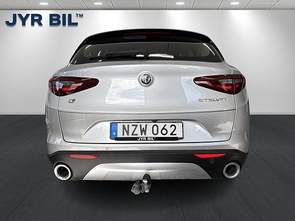 Alfa Romeo Stelvio 4 of 5