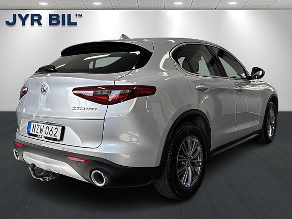Alfa Romeo Stelvio 3 of 5