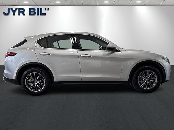 Alfa Romeo Stelvio 2 of 5