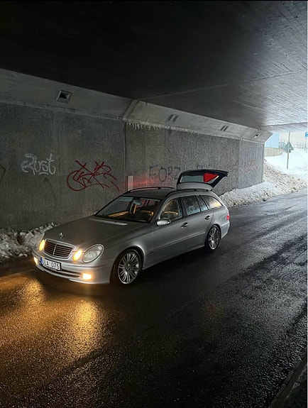 Mercedes-Benz E200 2 of 11