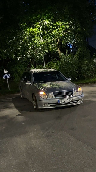 Mercedes-Benz E200 4 of 11