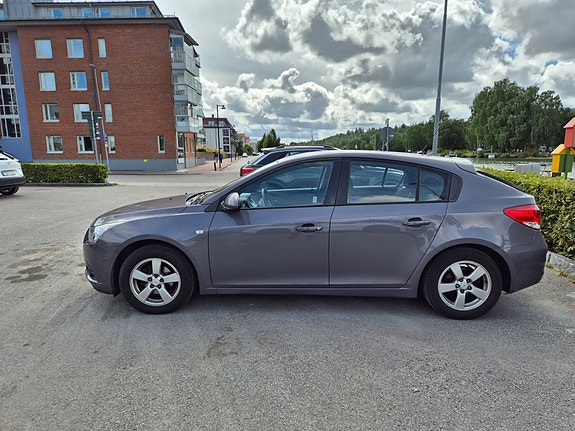 Chevrolet Cruze 3 of 5