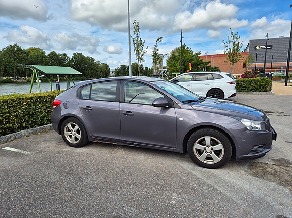 Chevrolet Cruze 2 of 5