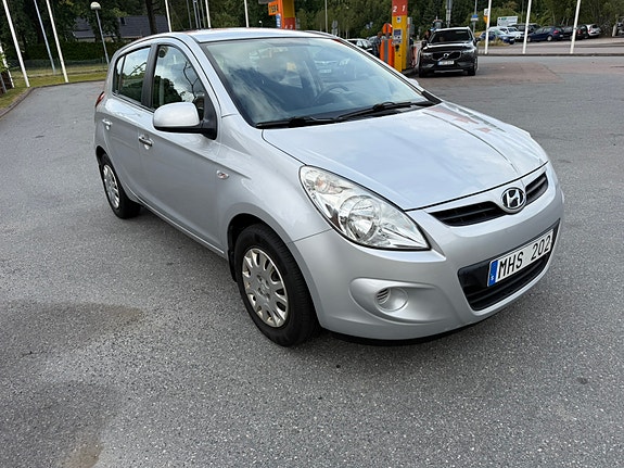 Hyundai i20 2 of 5