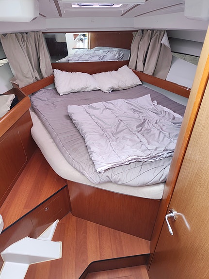 Beneteau Antares 880 -2012 14 of 16