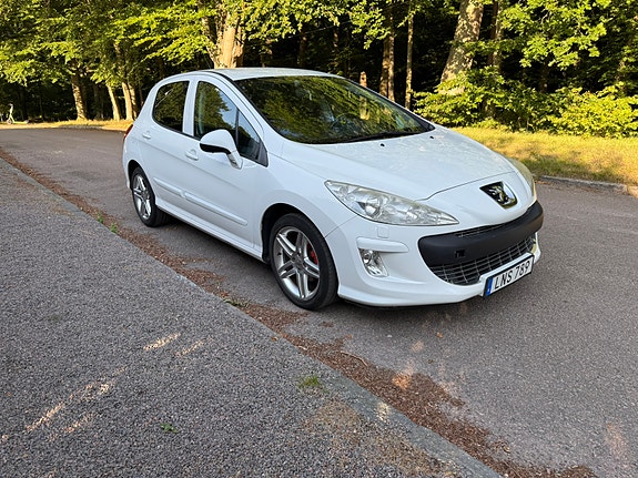 Peugeot 308 2 of 5