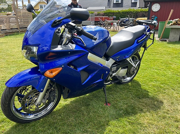 Honda VFR800FI 3 of 5