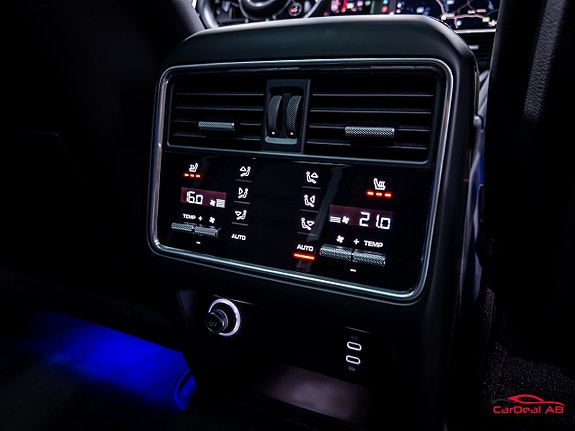 Porsche Cayenne 17 of 30
