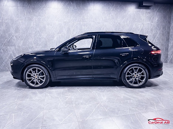 Porsche Cayenne 4 of 5